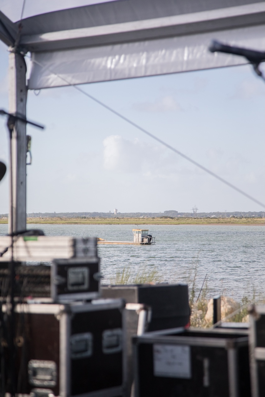 Caisses de matériel scénique devant l'estuaire de la Seudre