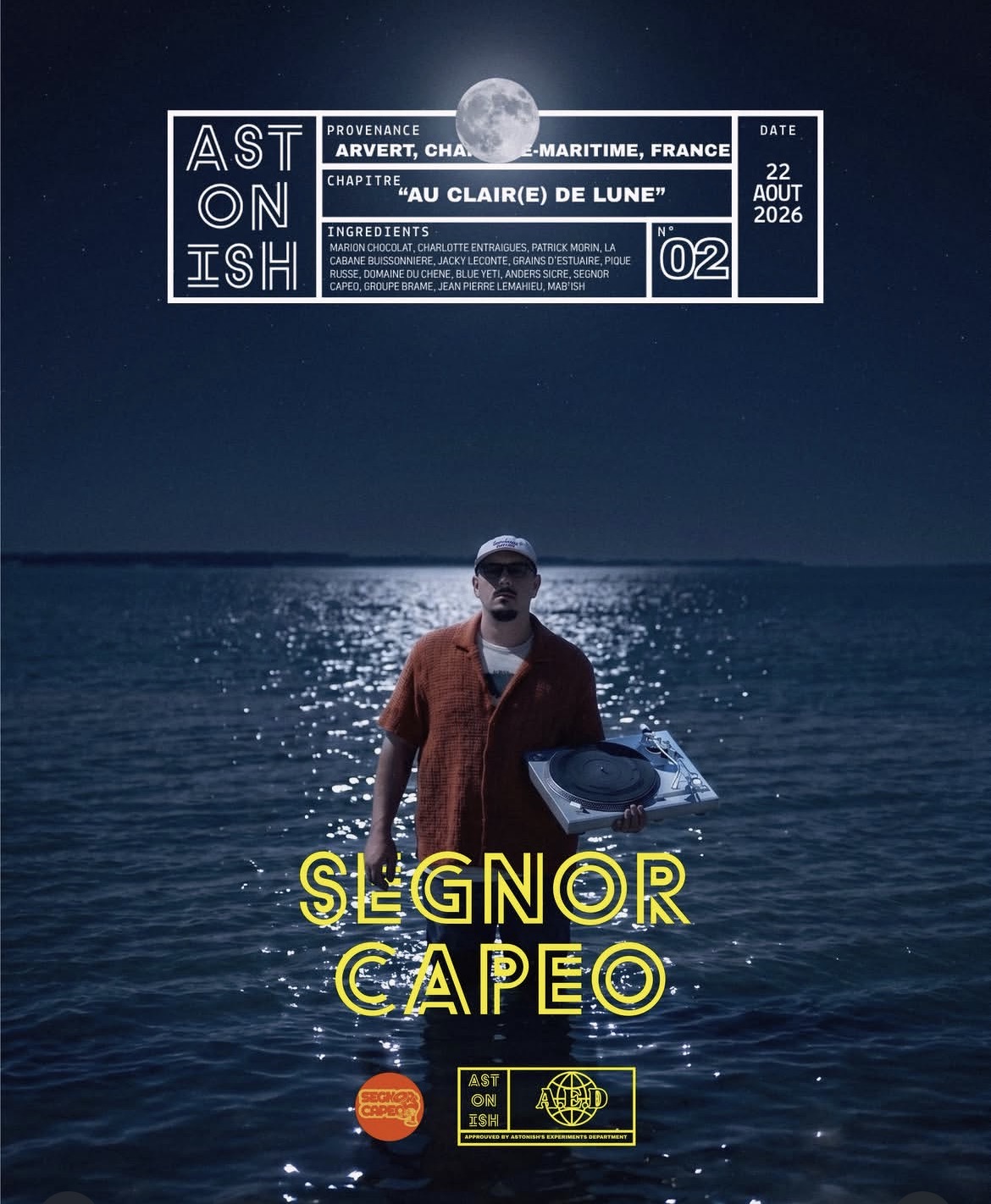 Segnor Capeo, musicien, avec ses platines au bord de l'eau au clair de lune