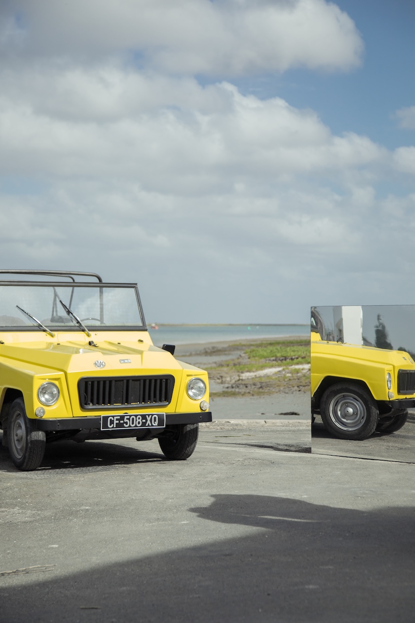 Méhari jaune devant la Seudre, un instant saisi lors d'une expérimentation Astonish