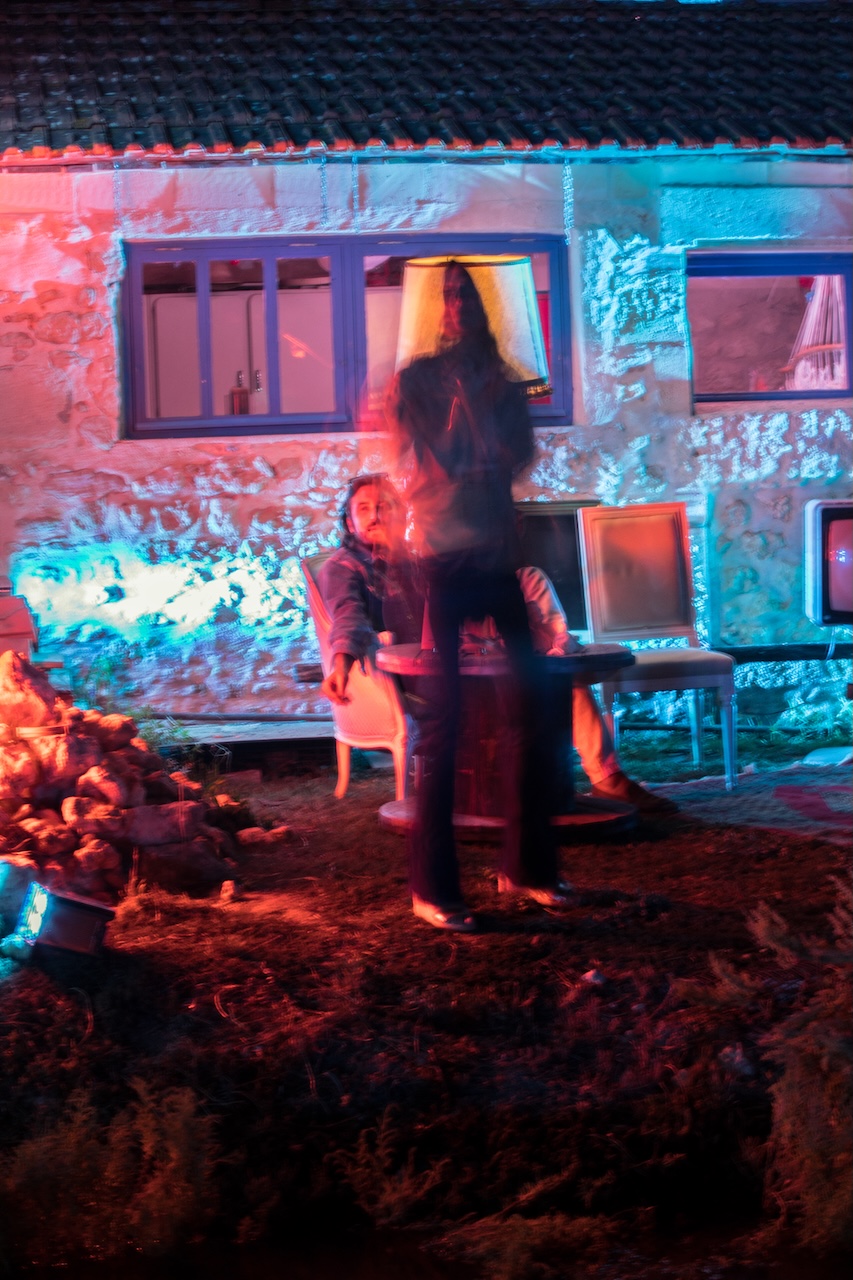 Cabane ostréicole illuminée la nuit avec des jeux de lumière colorés