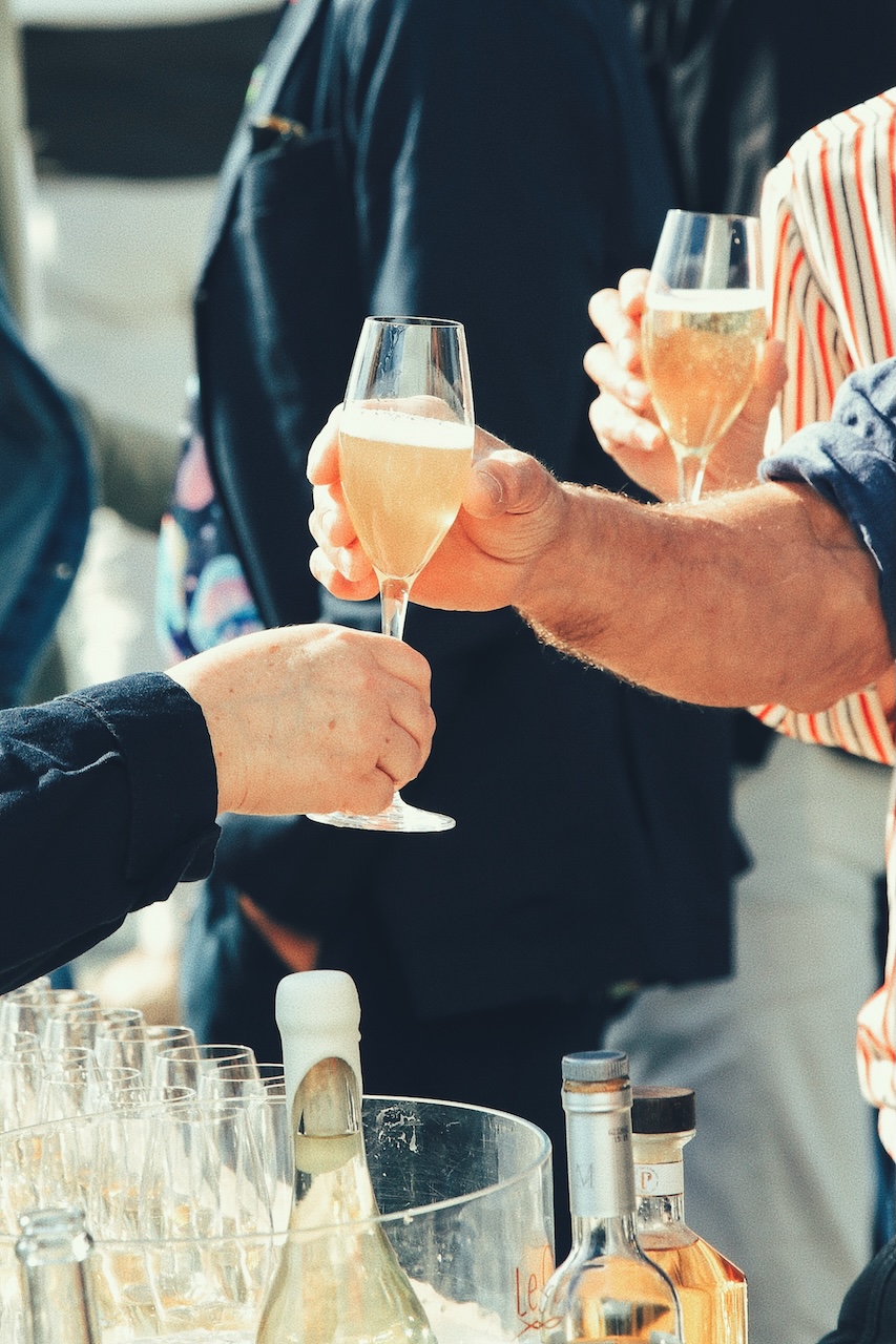 Verres de vin pétillant levés en signe de partage entre convives