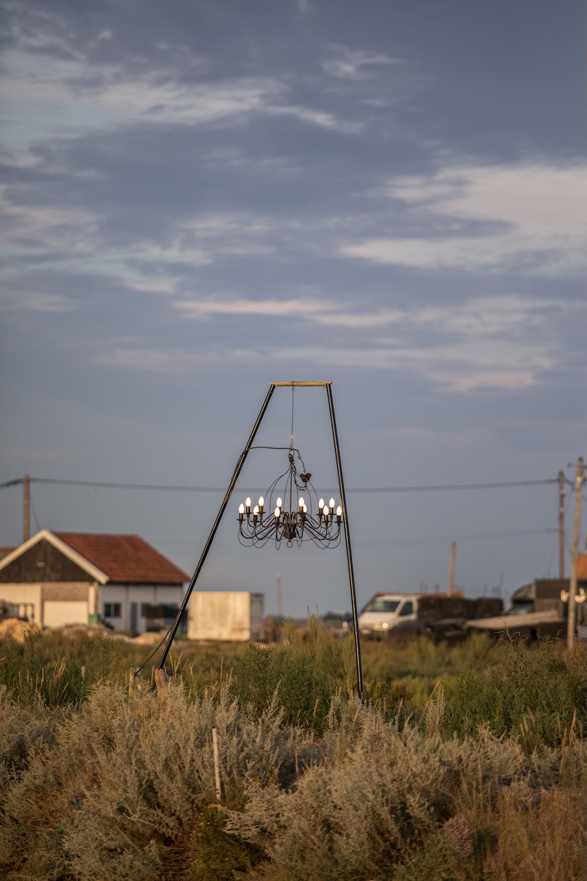 Lustre suspendu dans un champ au crépuscule
