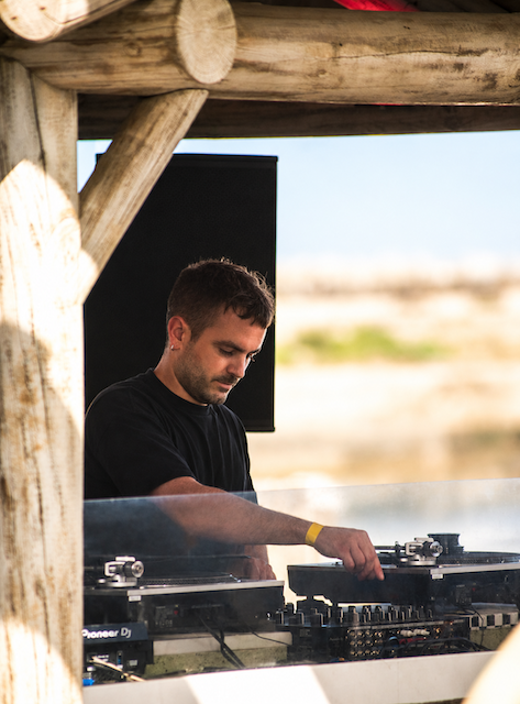 Balthazar Martinez, DJ, derrière ses platines lors d'une soirée Astonish