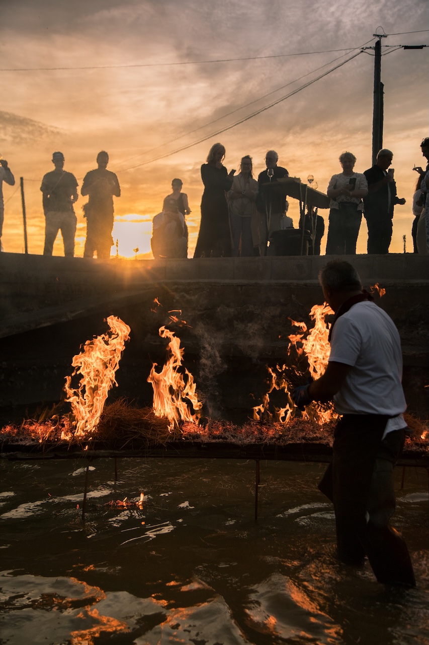 Éclade au coucher du soleil avec des convives en contre-jour