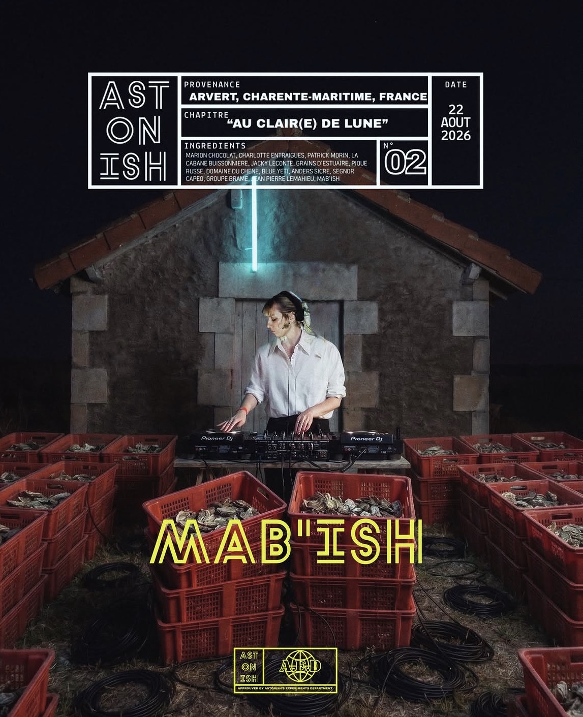 Mab'ish, musicienne, derrière ses platines Pioneer DJ au milieu des caisses d'huîtres