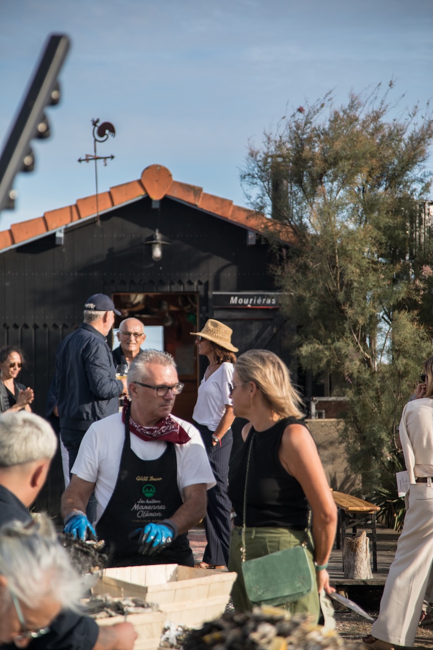 Invités réunis devant la cabane