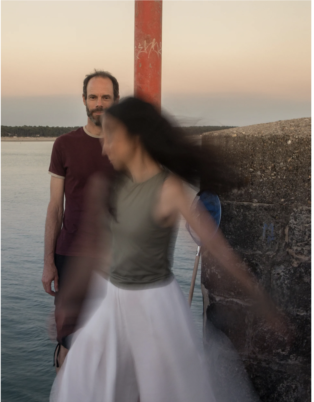 Le duo Blue Yeti sur une jetée au crépuscule, silhouette en mouvement