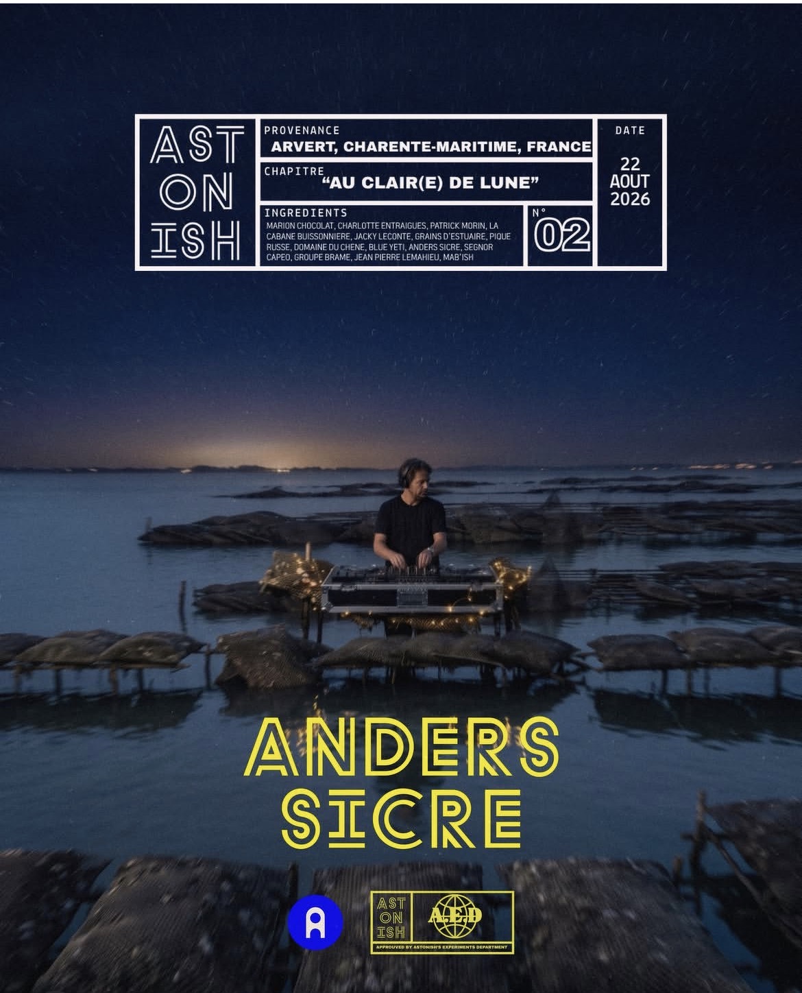 Anders Sicre, musicien, derrière ses platines au clair de lune sur l'estuaire