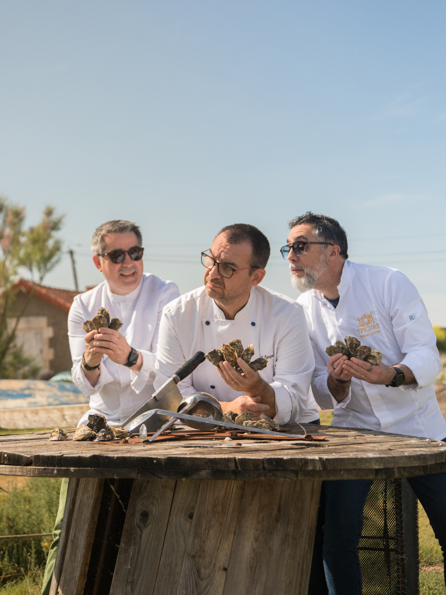 Trois chefs autour d'un tonneau, dégustant des huîtres en Charente-Maritime