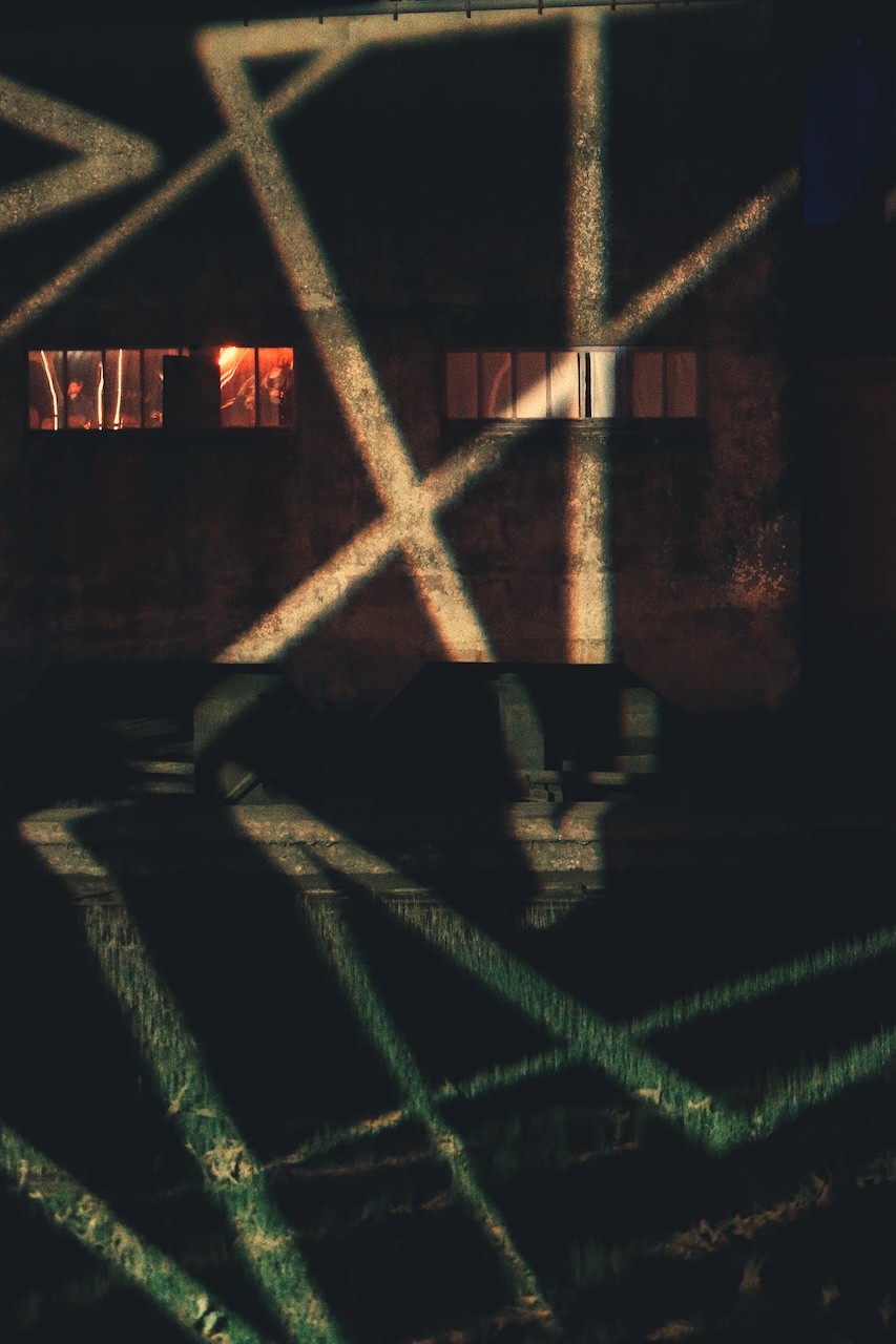 Jeux de lumière projetés sur la façade d'une cabane la nuit