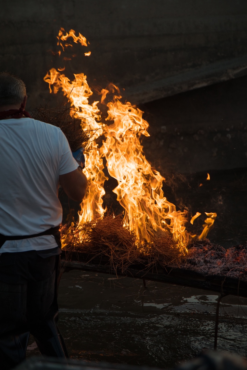 Flammes vives d'une éclade de moules