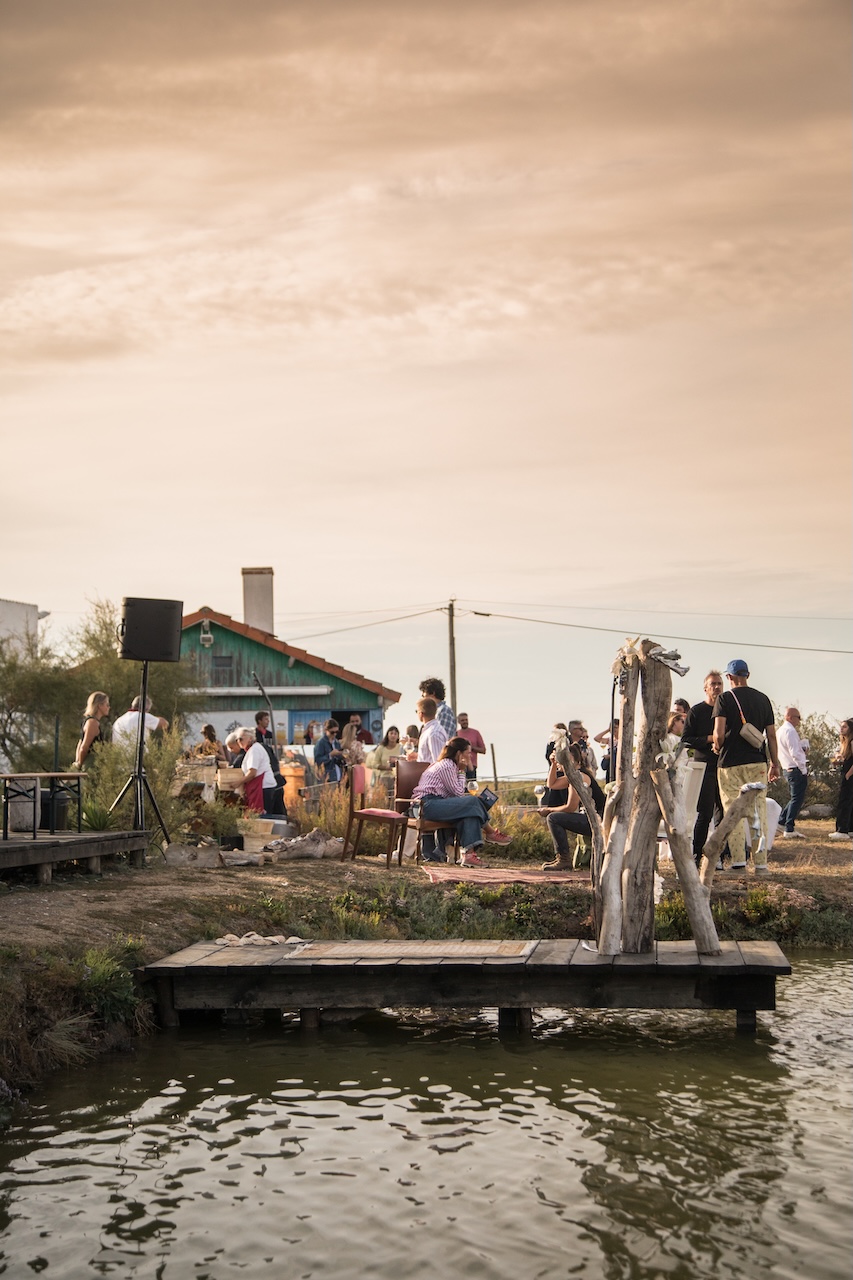 Ambiance de soirée entre les cabanes