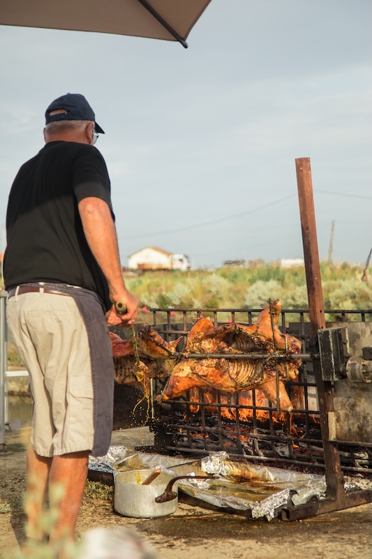 Jacky Leconte devant son cochon à la broche