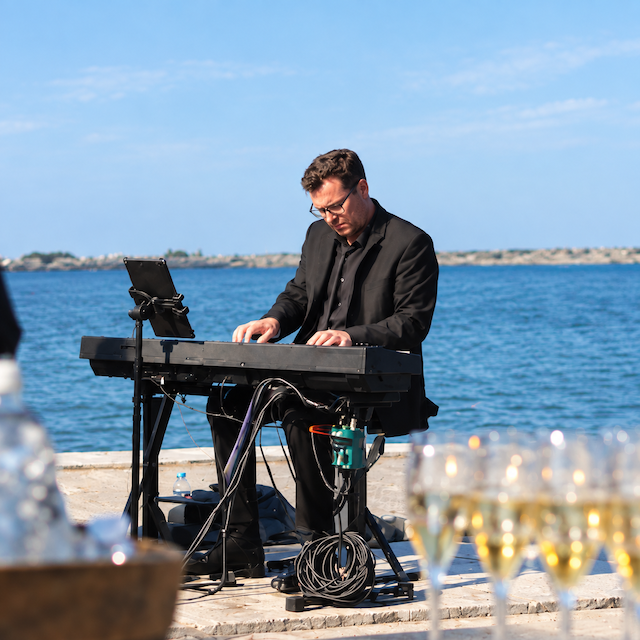 Jean-Pierre Lemahieu au clavier, en concert au crépuscule sur l'estuaire