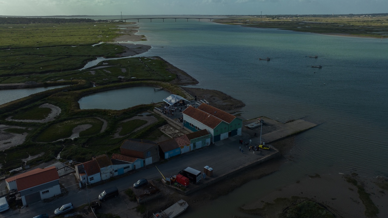 Vue aérienne des claires et des cabanes ostréicoles au bord de la Seudre
