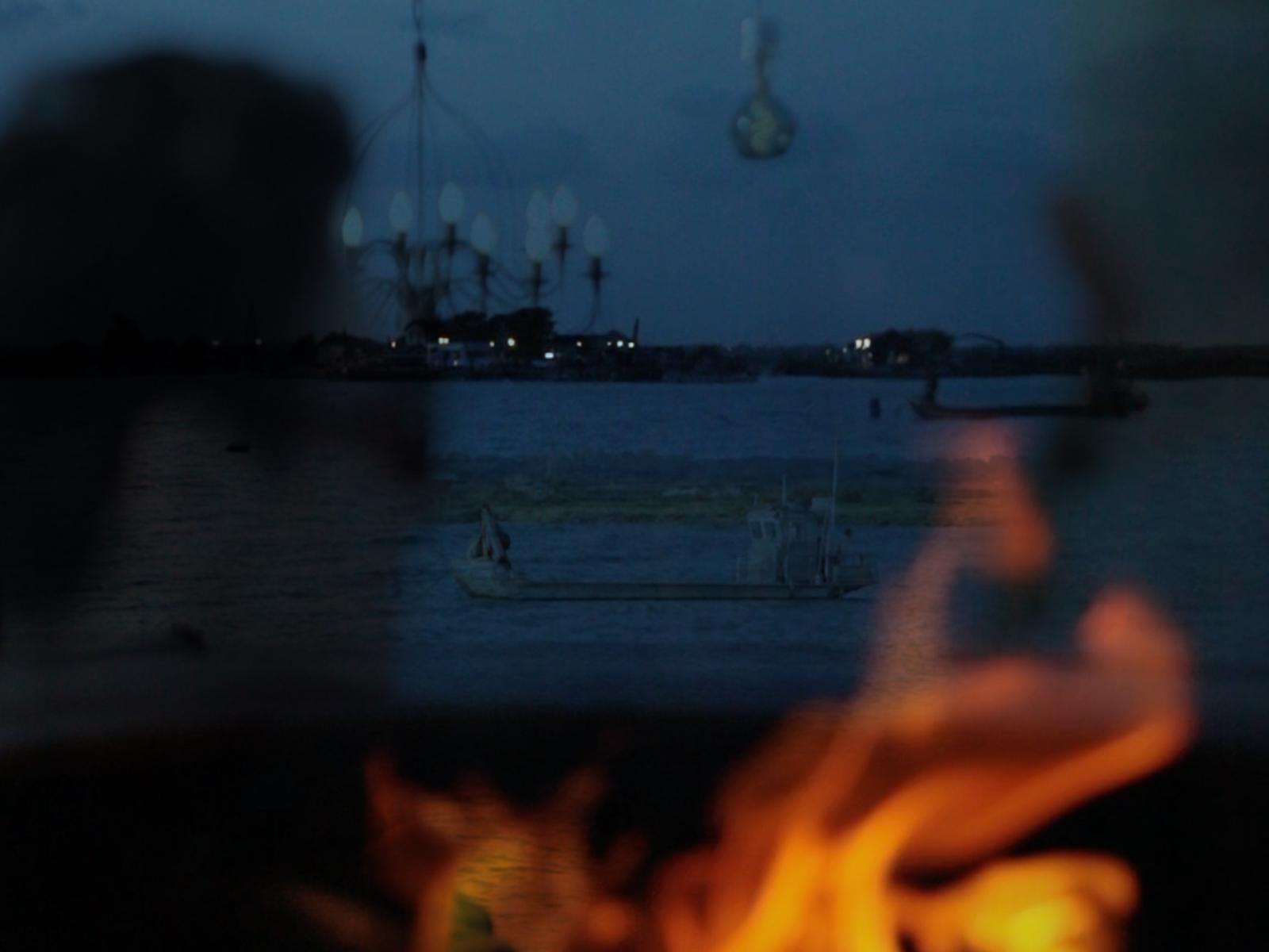 Flammes au crépuscule devant l'estuaire de La Tremblade