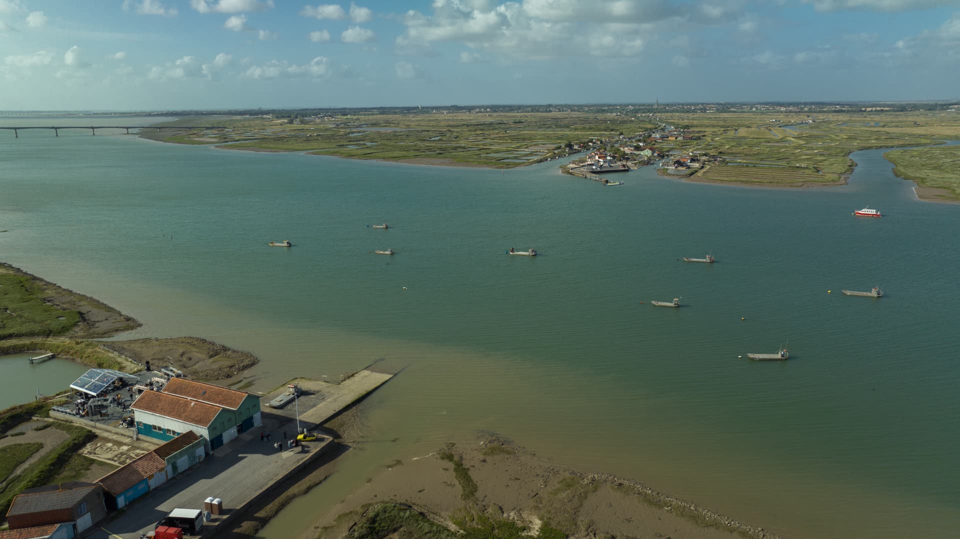Vue aérienne large de l'estuaire de la Seudre et des barges ostréicoles